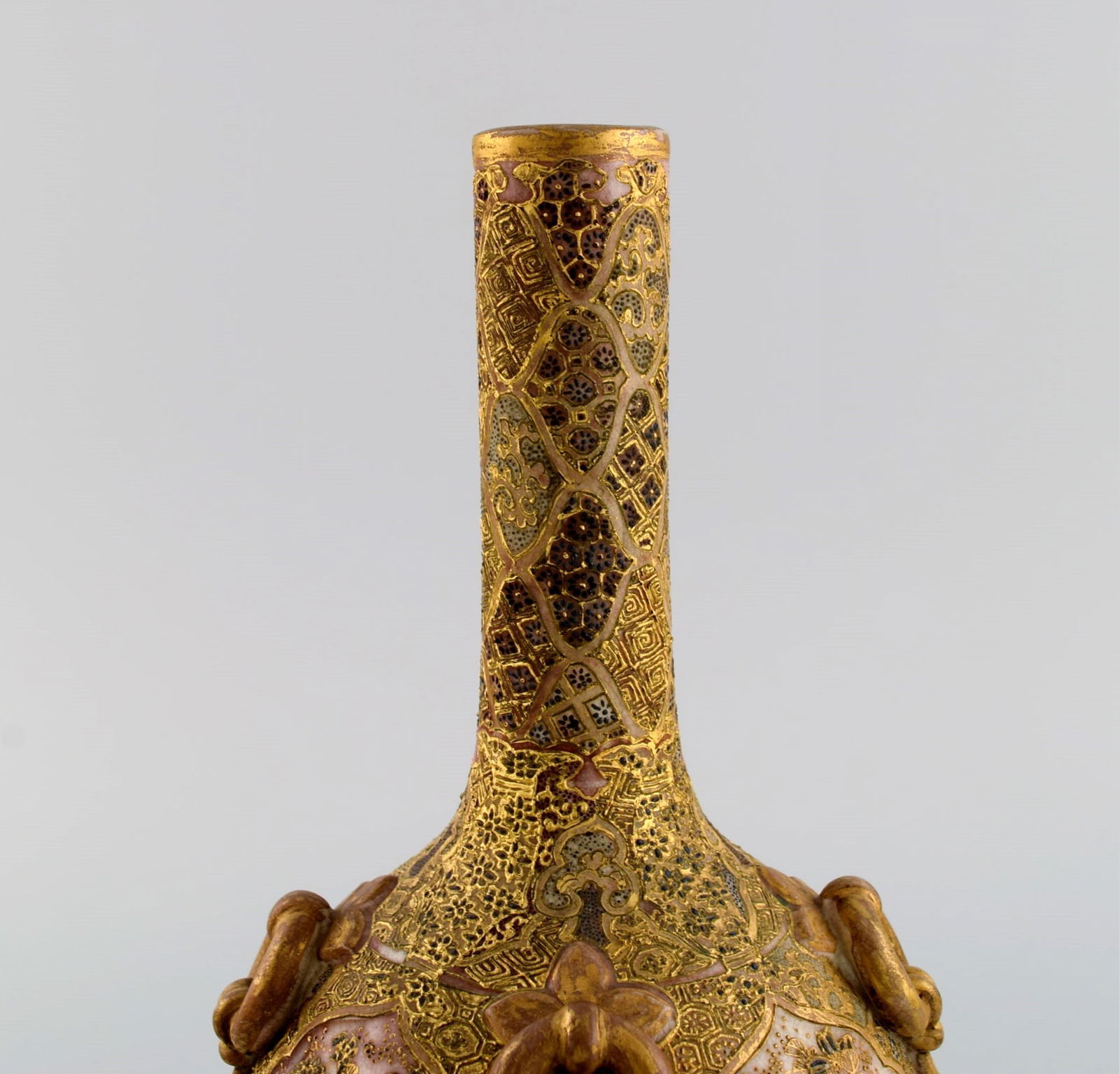Meiji (1868–1912). Japanese satsuma bottle vase decorated in colors and gold with flowers in - 6