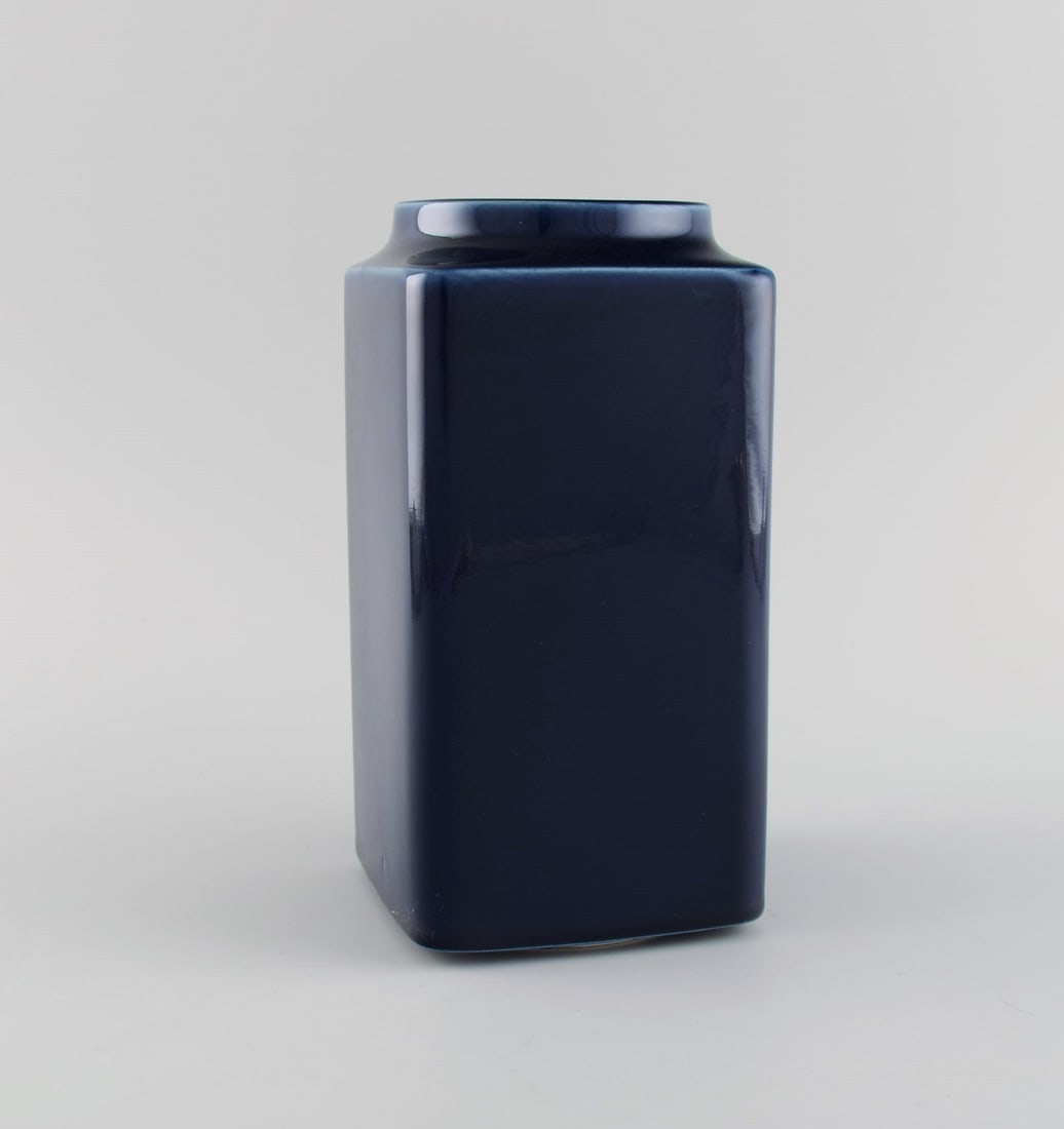 Arabia, Finland. Vase in glazed porcelain. Beautiful glaze in deep blue shades. 1940s / 50s. - 4