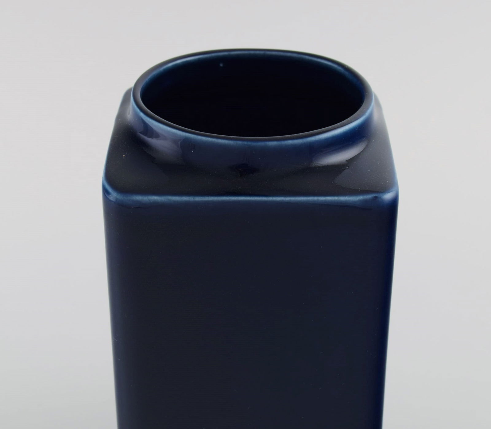 Arabia, Finland. Vase in glazed porcelain. Beautiful glaze in deep blue shades. 1940s / 50s. - 5