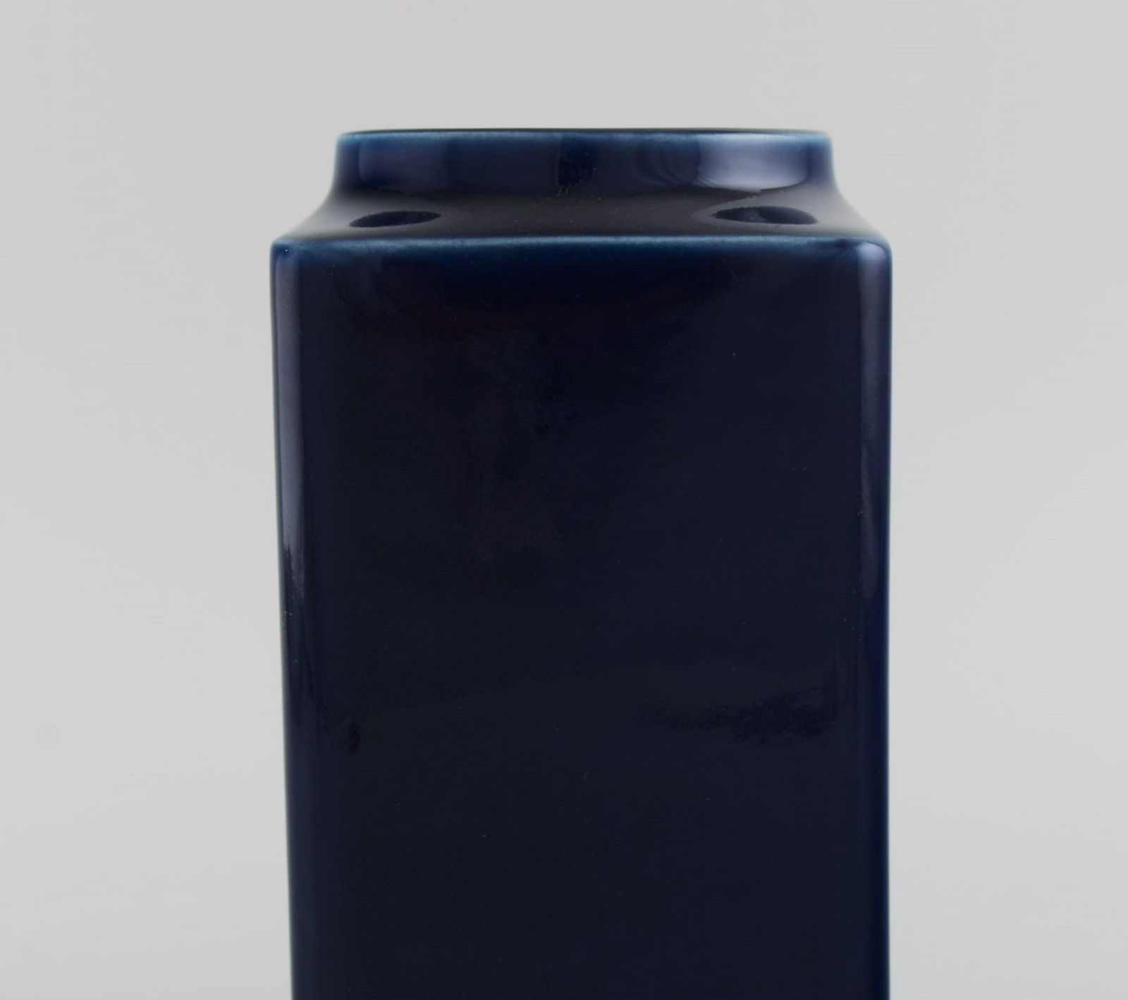 Arabia, Finland. Vase in glazed porcelain. Beautiful glaze in deep blue shades. 1940s / 50s. - 6