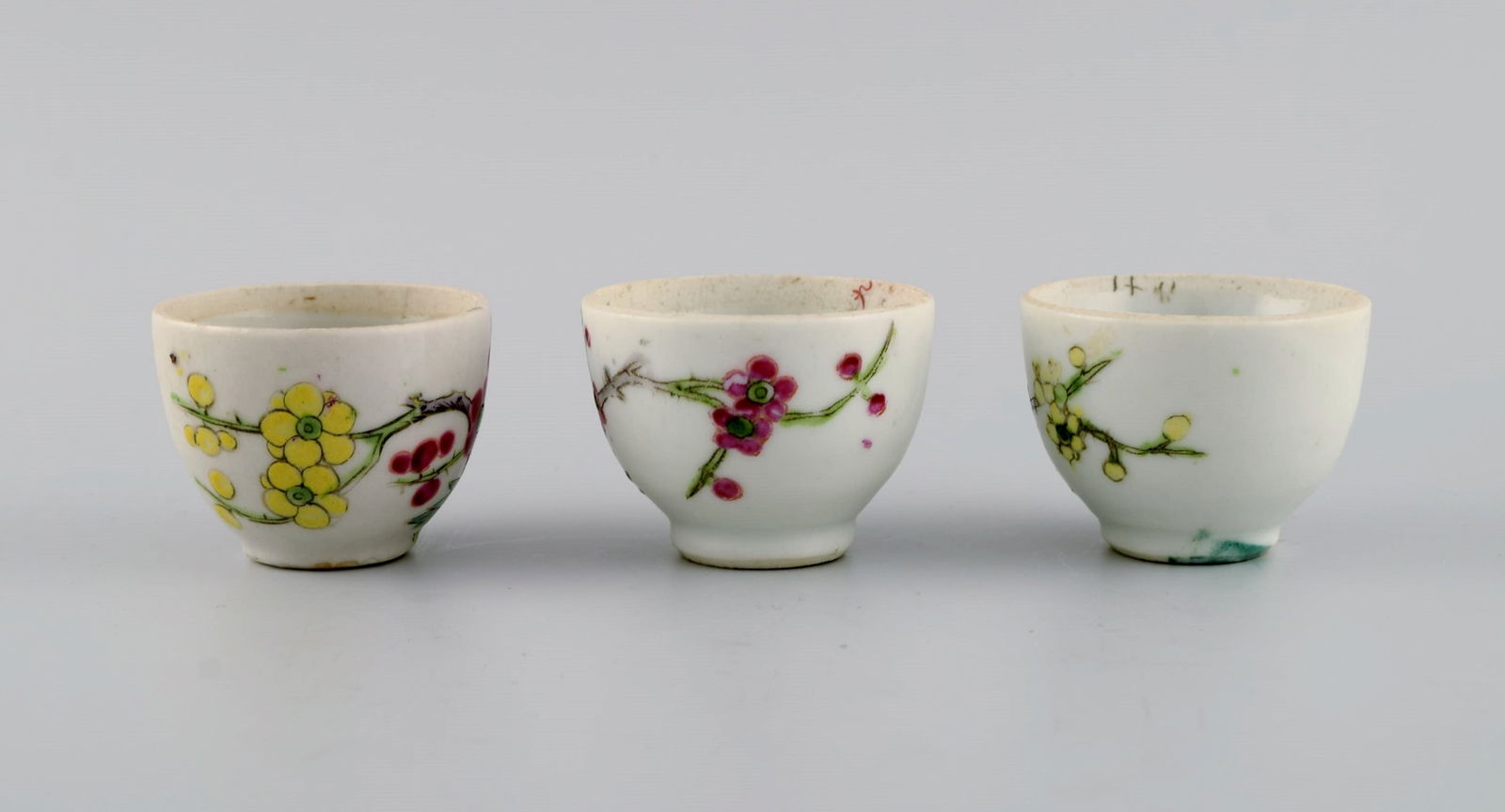 Antique Chinese lidded jar and three cups in hand-painted porcelain with flowers. 19th century. - 3
