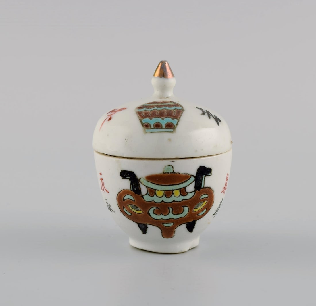 Antique Chinese lidded jar and three cups in hand-painted porcelain with flowers. 19th century. - 4