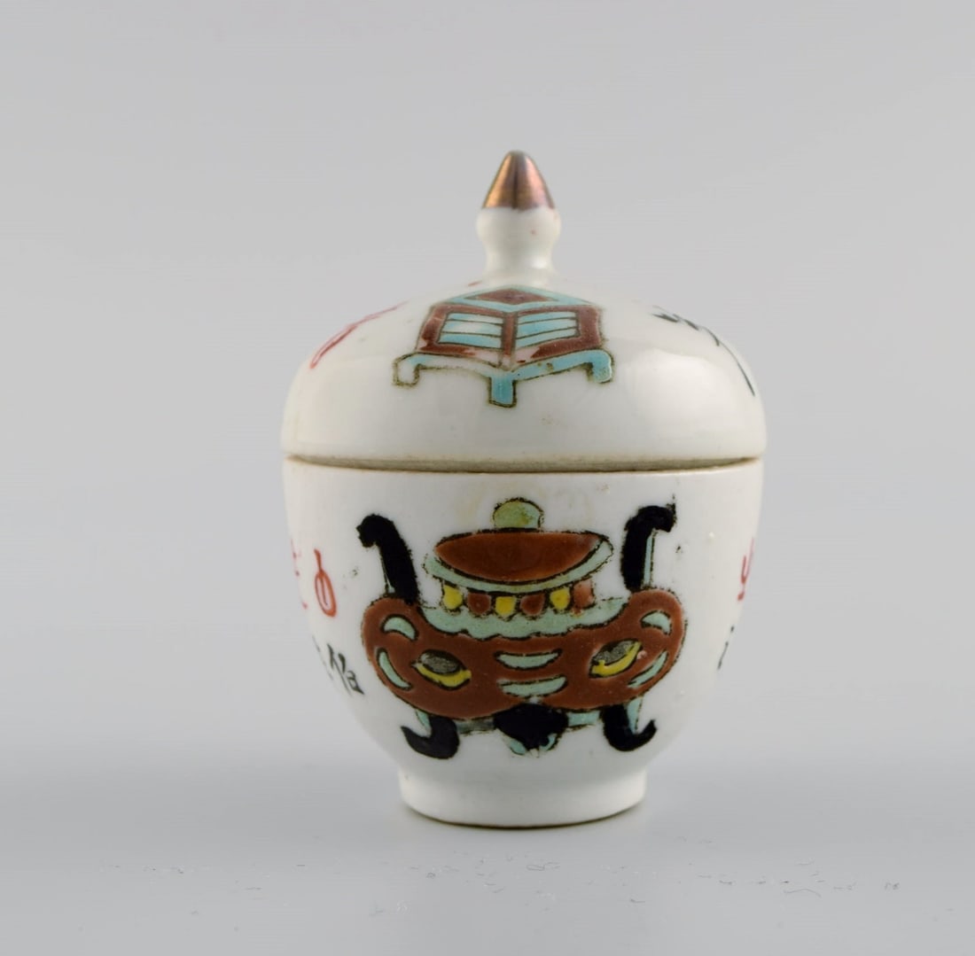 Antique Chinese lidded jar and three cups in hand-painted porcelain with flowers. 19th century. - 5
