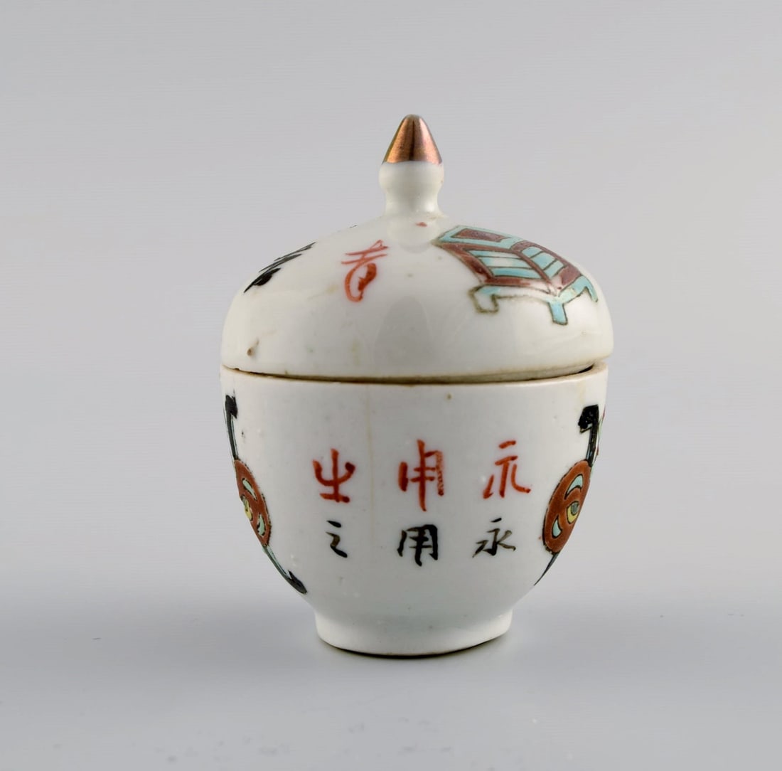 Antique Chinese lidded jar and three cups in hand-painted porcelain with flowers. 19th century. - 7