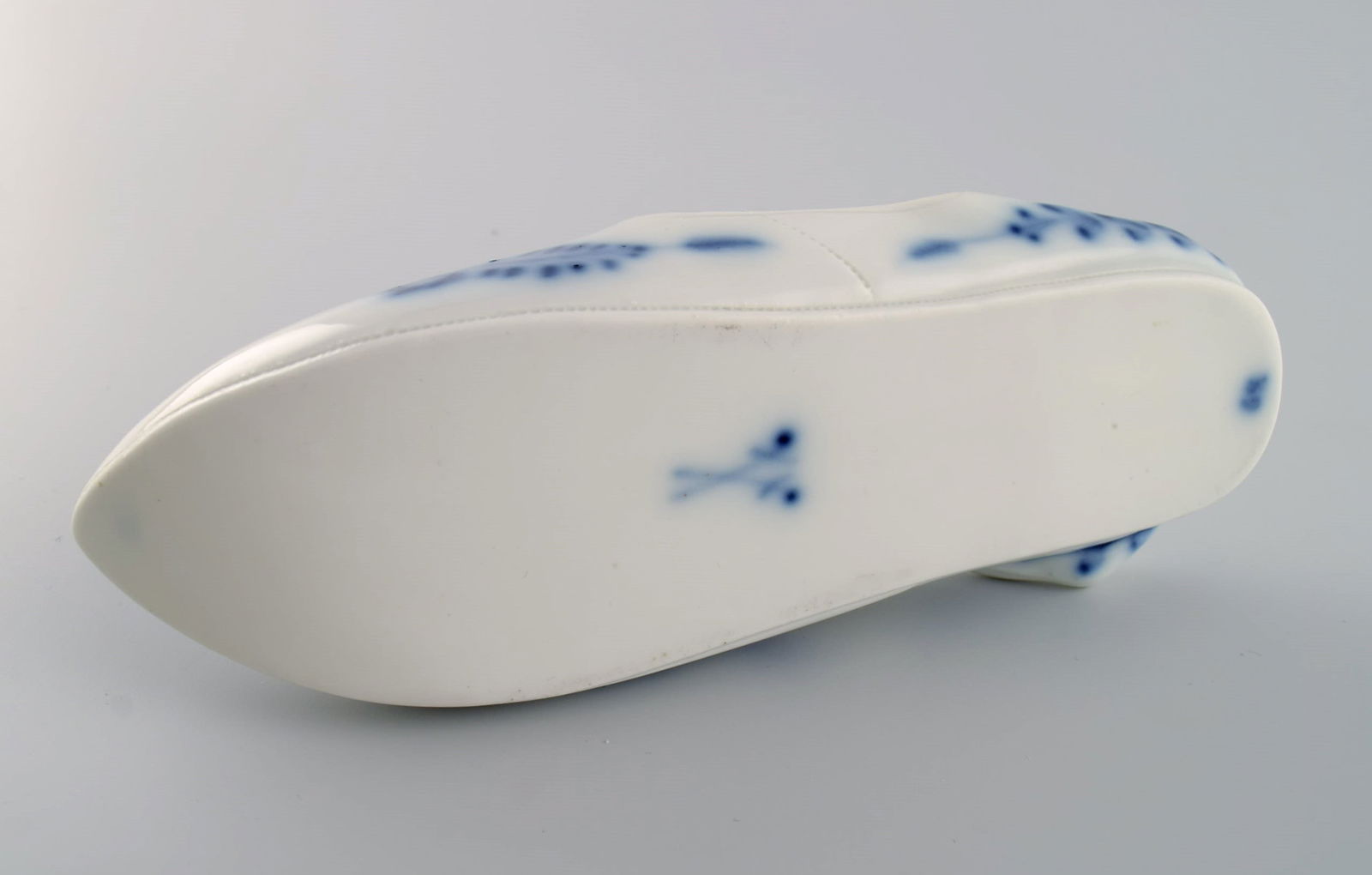 Meissen, Germany. Antique miniature slipper in hand-painted porcelain. Late 19th century. - 6