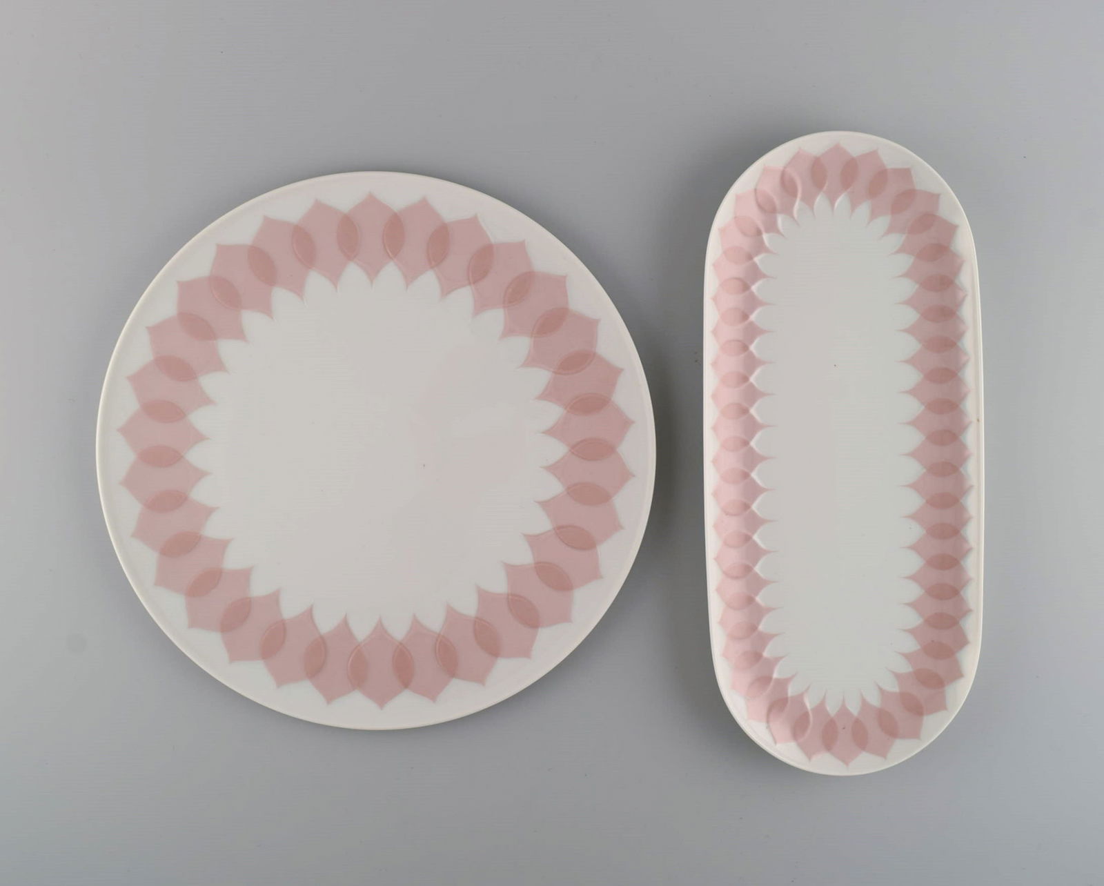Bjørn Wiinblad for Rosenthal. Lotus porcelain service. Two serving dishes decorated with pink: Title: Bjørn Wiinblad for Rosenthal. Lotus porcelain service. Two serving dishes decorated with pink lotus leaves. 1980s. Description: Bjørn Wiinblad for Rosenthal. Lotus porcelain service.