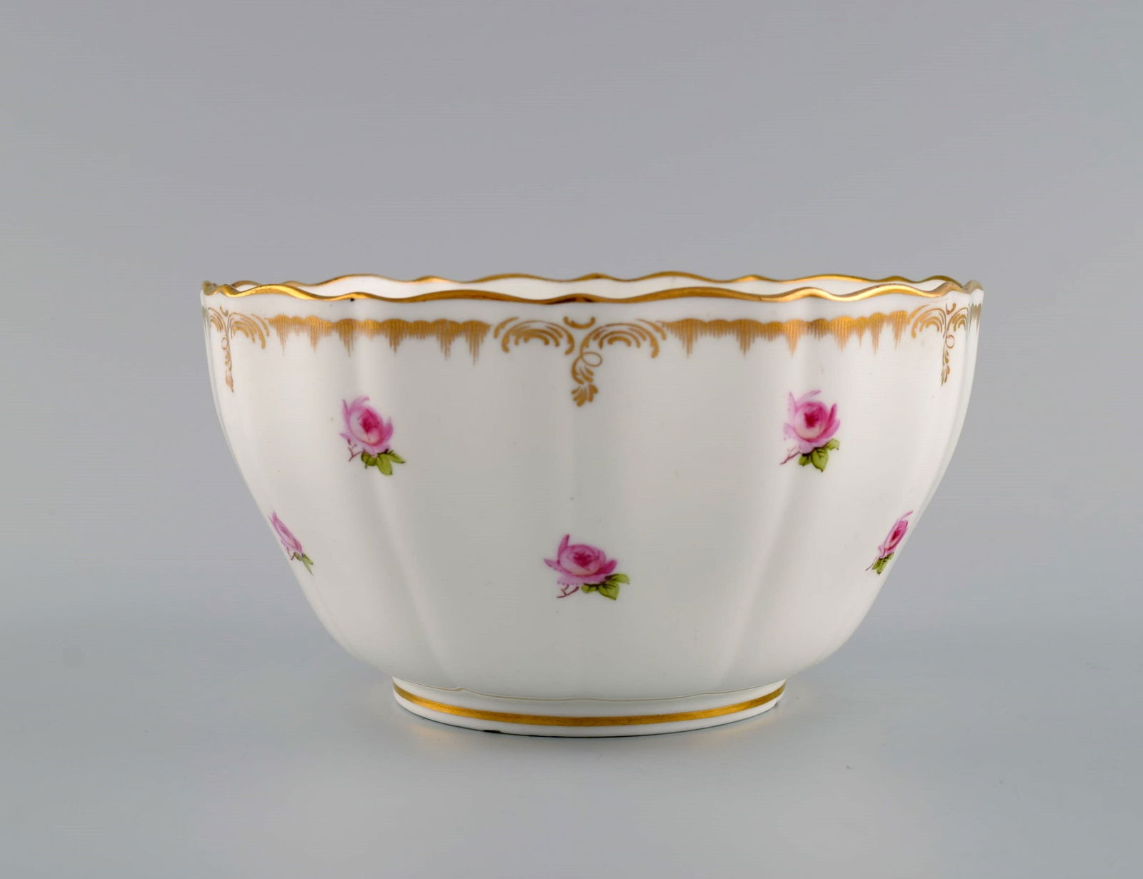 Mintons, England. Dish, bowl and four plates in hand-painted porcelain. Pink roses and gold - 4