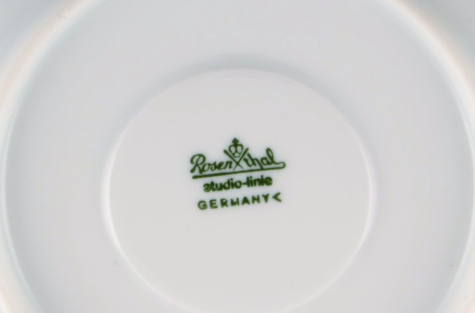 Bjørn Wiinblad for Rosenthal. Lotus porcelain service. 9 coffee cups with saucers decorated - 5