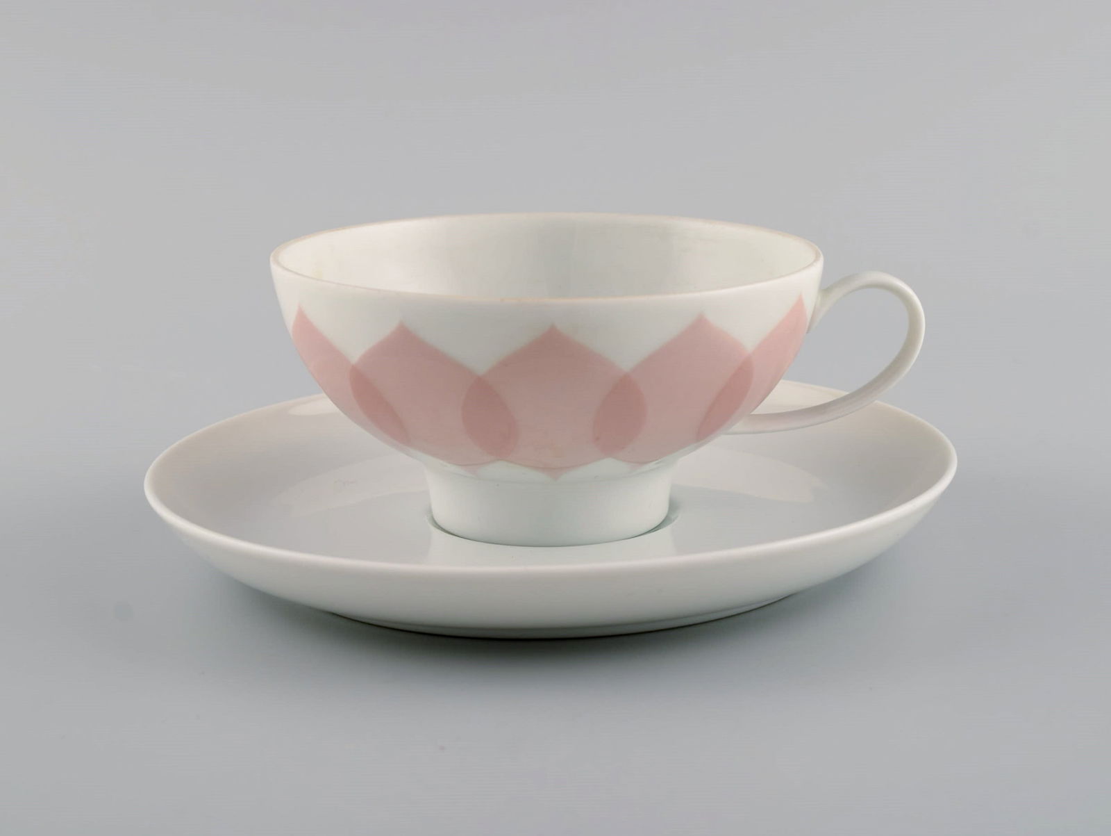 Bjørn Wiinblad for Rosenthal. Lotus porcelain service. 9 teacups with saucers decorated with - 2