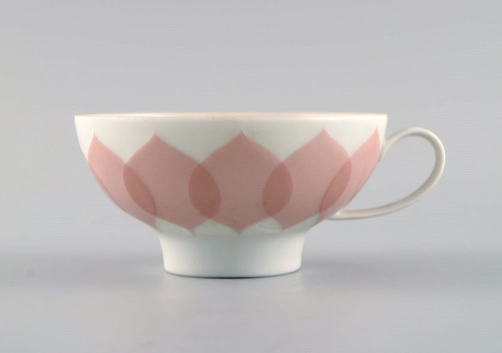 Bjørn Wiinblad for Rosenthal. Lotus porcelain service. 9 teacups with saucers decorated with - 3