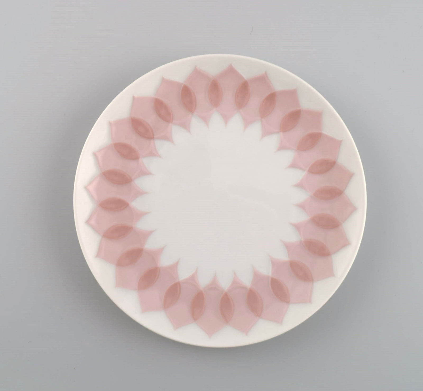 Bjørn Wiinblad for Rosenthal. Lotus porcelain service. Twelve plates decorated with pink lotus - 2