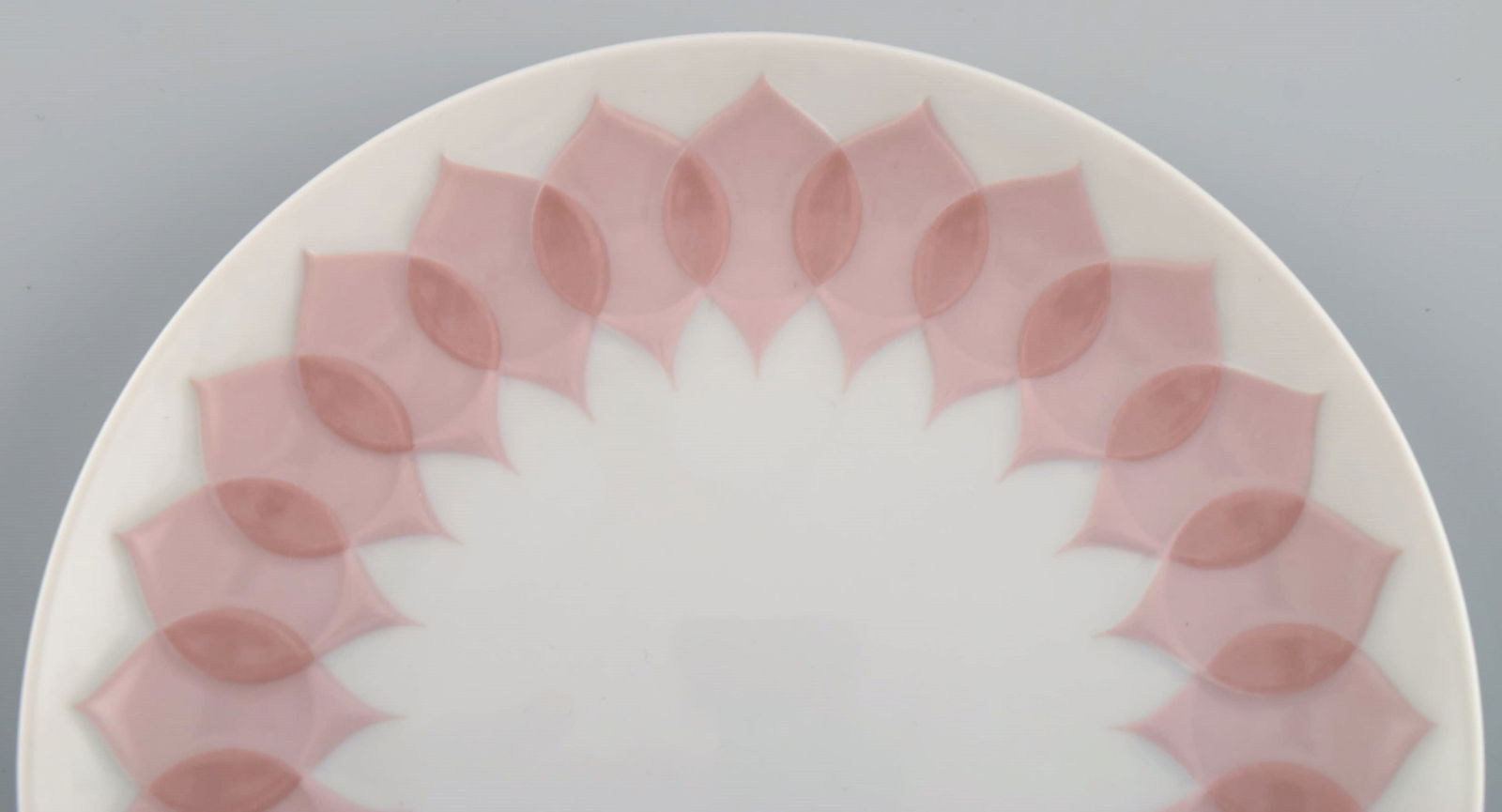 Bjørn Wiinblad for Rosenthal. Lotus porcelain service. Twelve plates decorated with pink lotus - 3