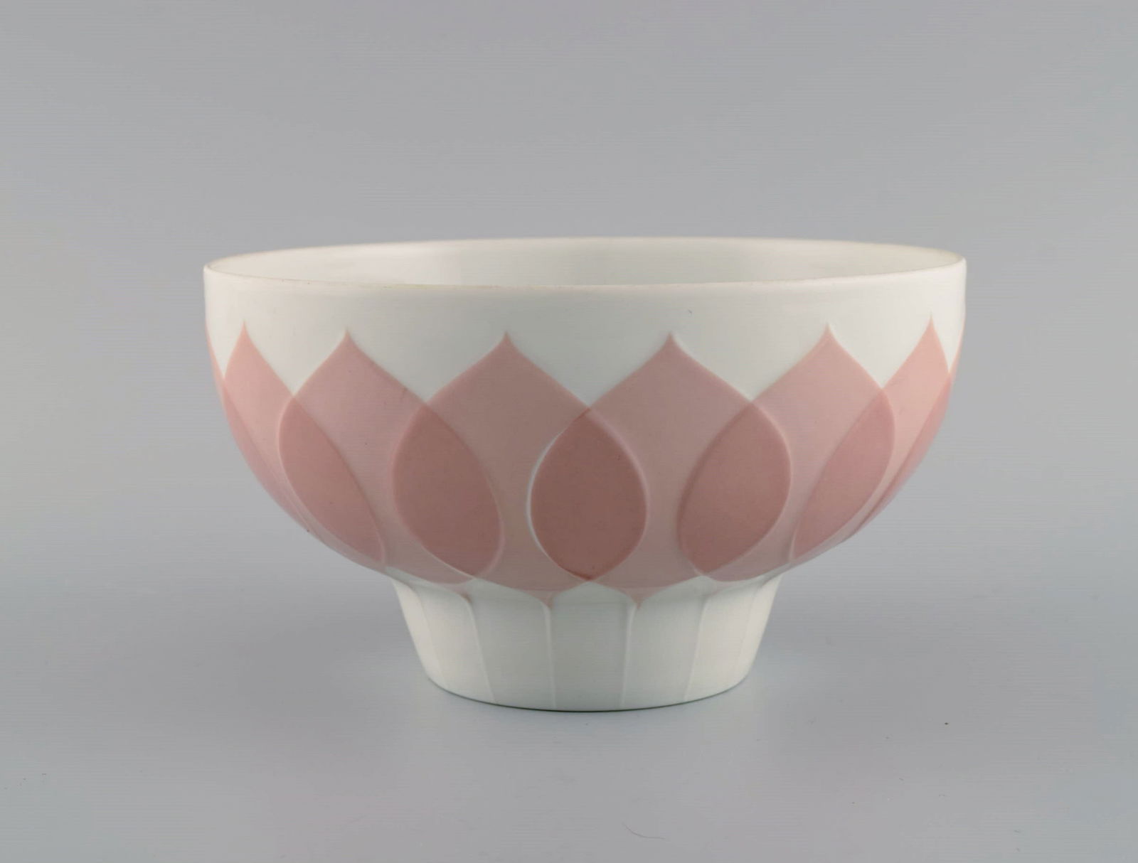 Bjørn Wiinblad for Rosenthal. Lotus porcelain service. Bowl decorated with pink lotus leaves. - 2