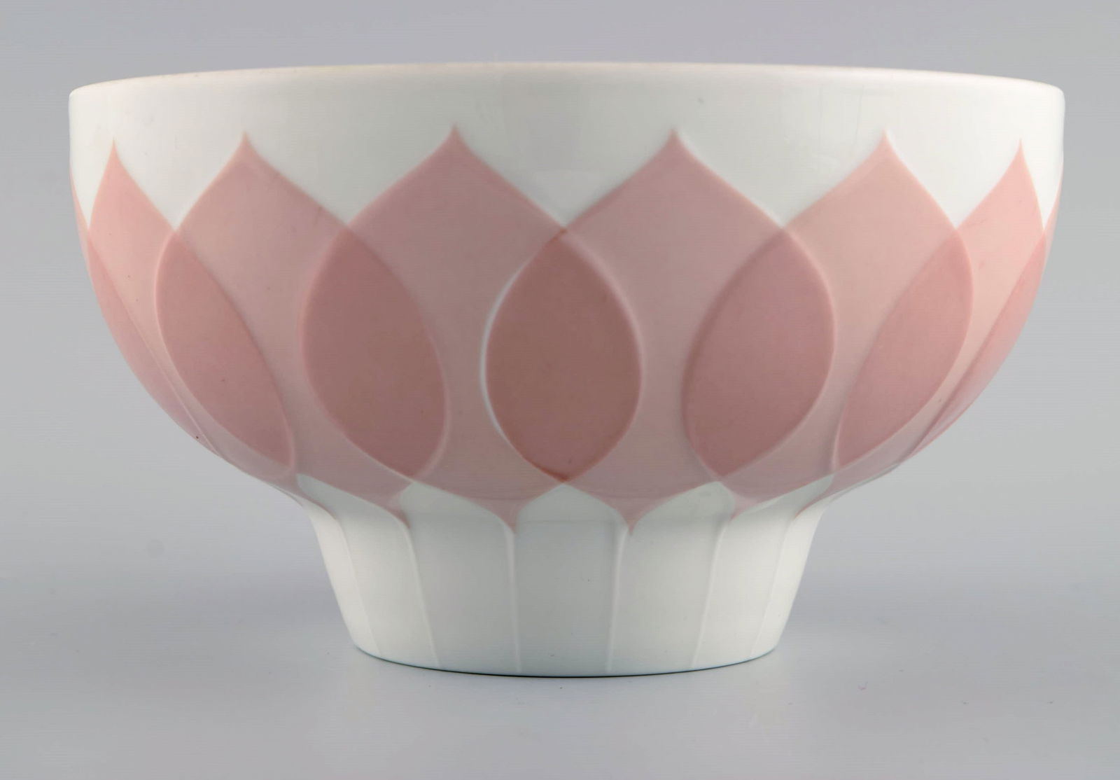 Bjørn Wiinblad for Rosenthal. Lotus porcelain service. Bowl decorated with pink lotus leaves. - 3
