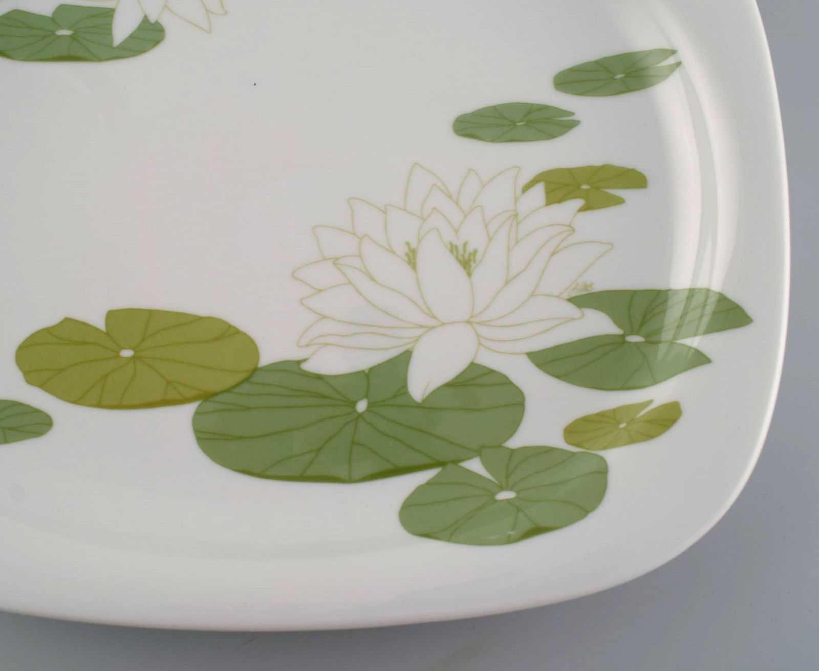Timo Sarpaneva for Rosenthal. Rare Suomi porcelain serving dish decorated with water lilies. 1970s / - 2