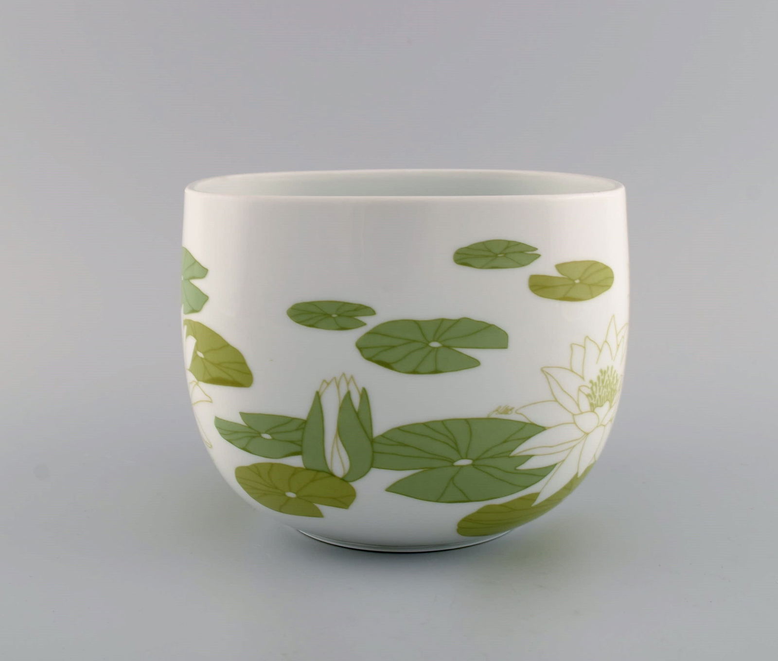 Timo Sarpaneva for Rosenthal. Rare Suomi bowl in porcelain decorated with water lilies. 1970s / 80s. - 2