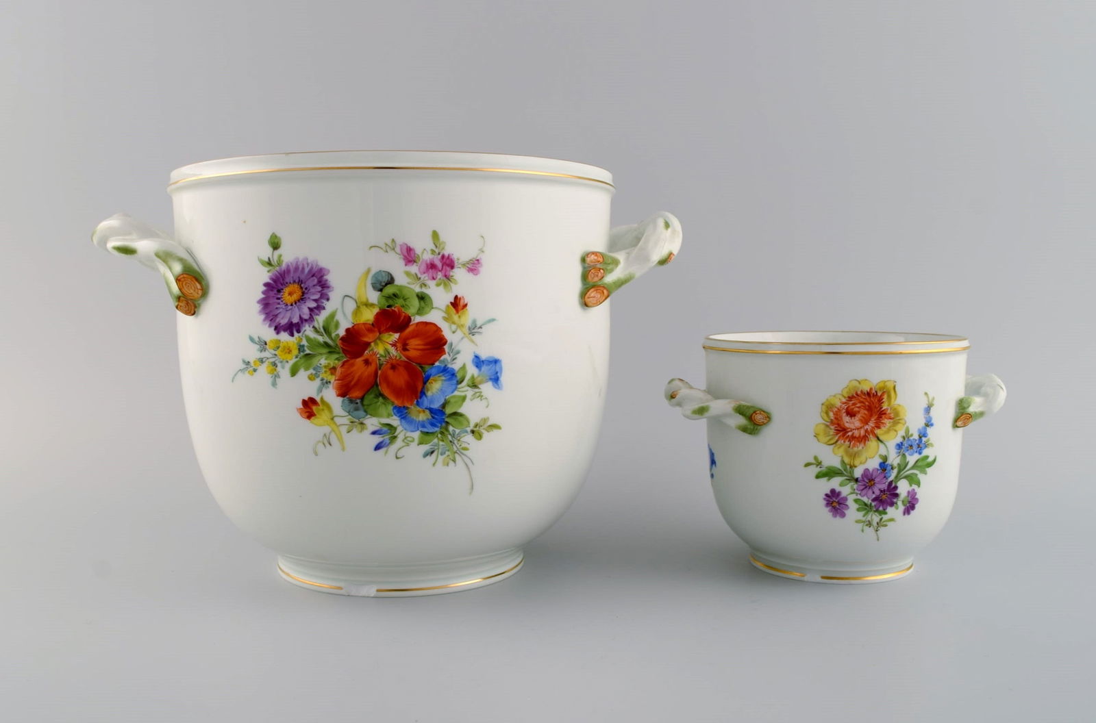 Meissen wine cooler and vase in hand-painted porcelain with flowers and gold edge. Handles modeled - 2