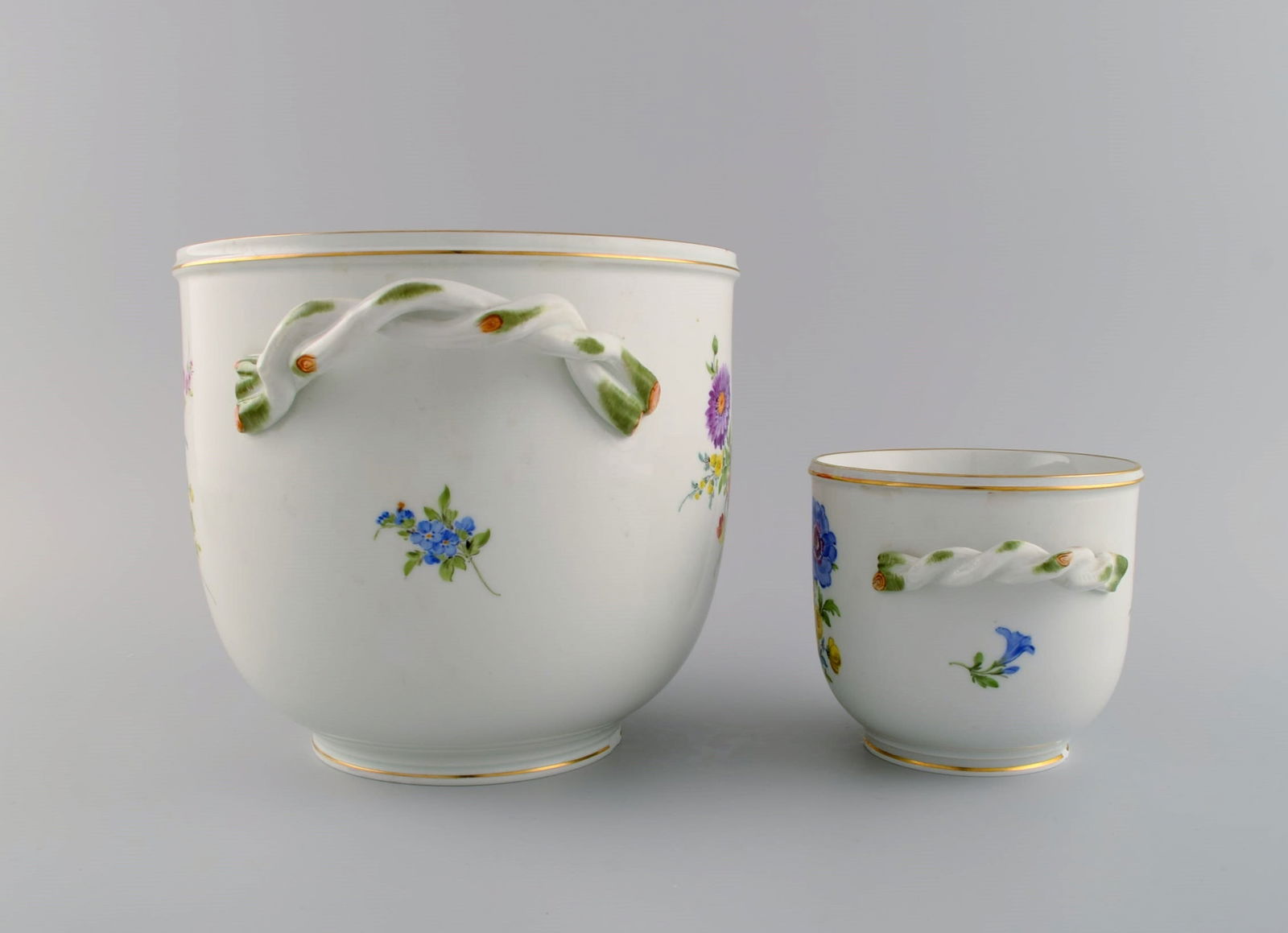 Meissen wine cooler and vase in hand-painted porcelain with flowers and gold edge. Handles modeled - 3