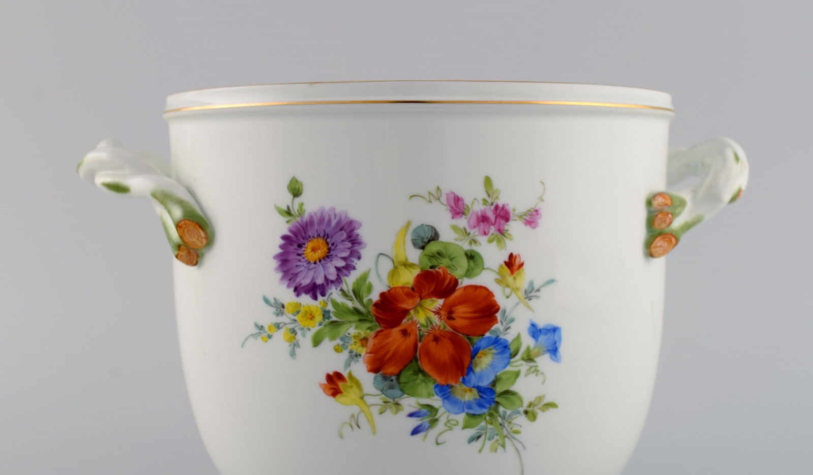 Meissen wine cooler and vase in hand-painted porcelain with flowers and gold edge. Handles modeled - 4