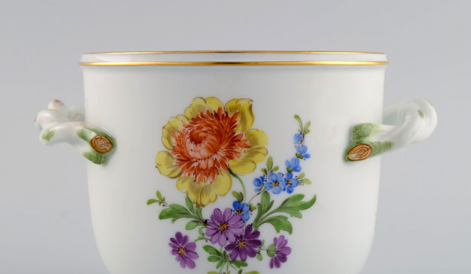 Meissen wine cooler and vase in hand-painted porcelain with flowers and gold edge. Handles modeled - 5