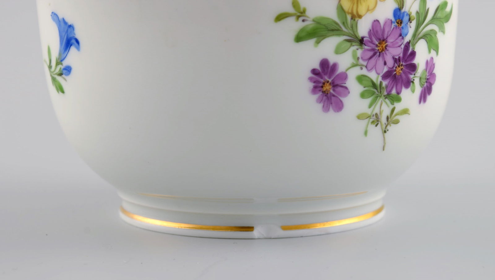 Meissen wine cooler and vase in hand-painted porcelain with flowers and gold edge. Handles modeled - 6