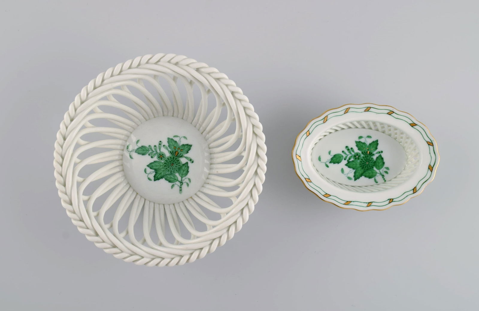 Two Herend bowls in openwork porcelain with hand-painted flowers and gold decoration. Mid-20th (1 of 6)
