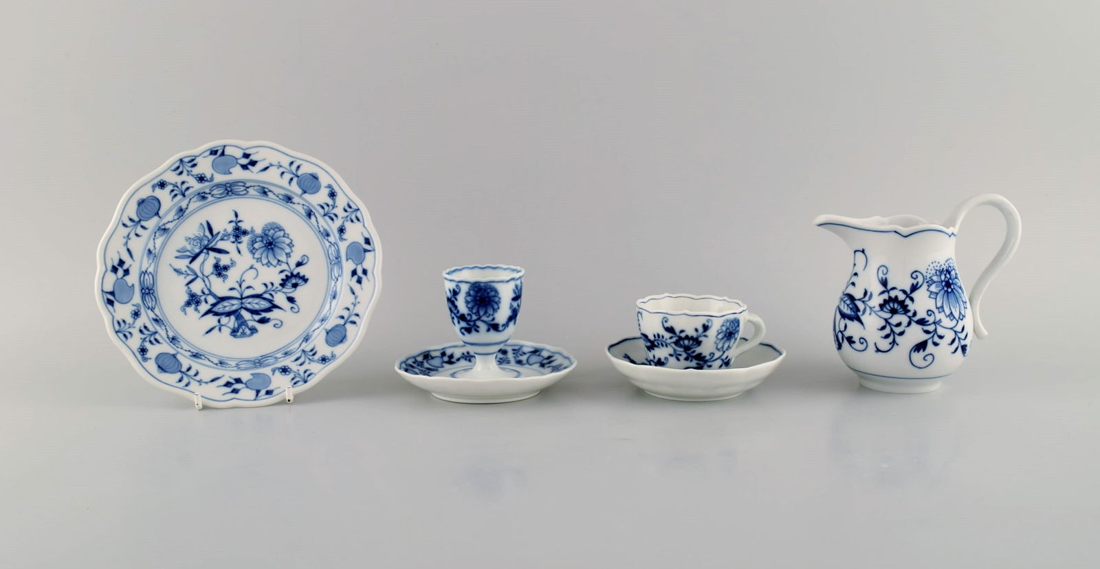 Meissen Blue Onion egoist coffee service in hand-painted porcelain. Approx. 1900. (1 of 8)