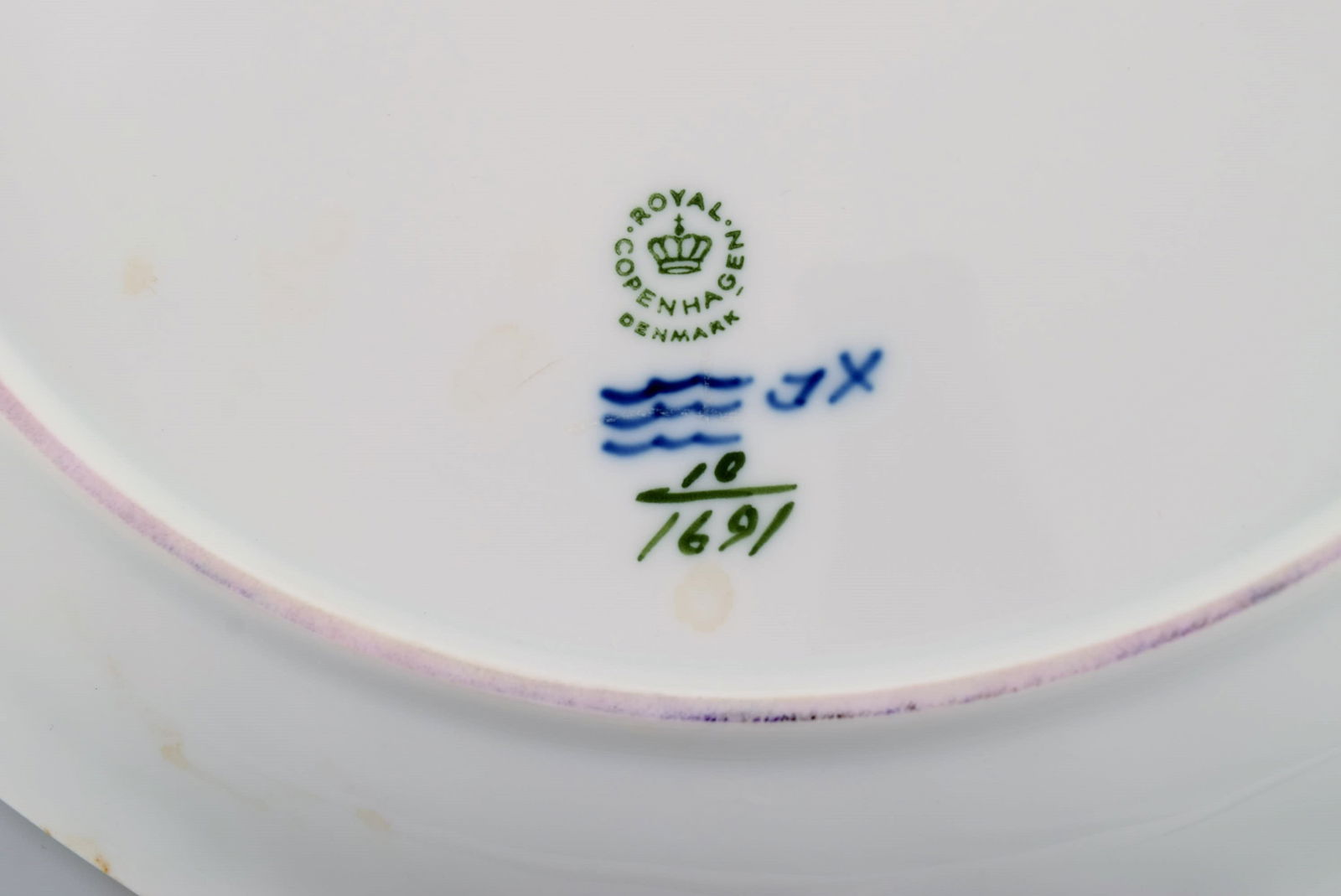 Large Royal Copenhagen Blue Flower Curved round dish. 1960s. Model number 10/1691. - 4