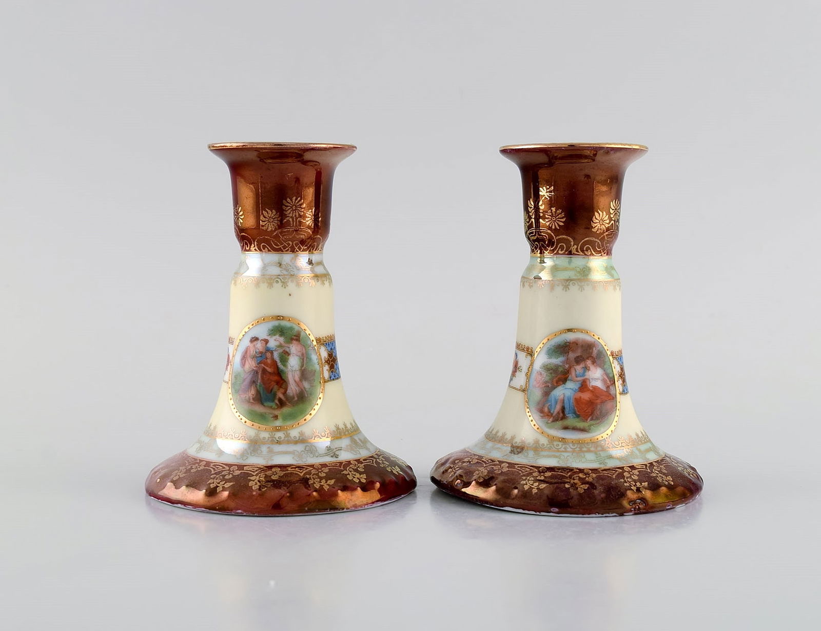Two candlesticks and ink dryer in hand-painted porcelain. Romantic scenes and gold decoration. - 2