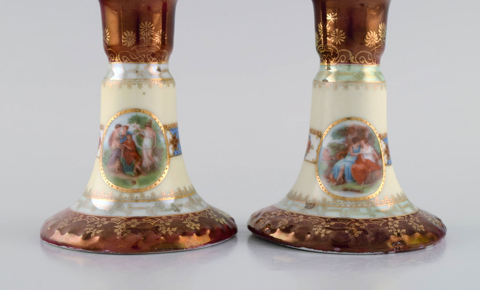 Two candlesticks and ink dryer in hand-painted porcelain. Romantic scenes and gold decoration. - 3