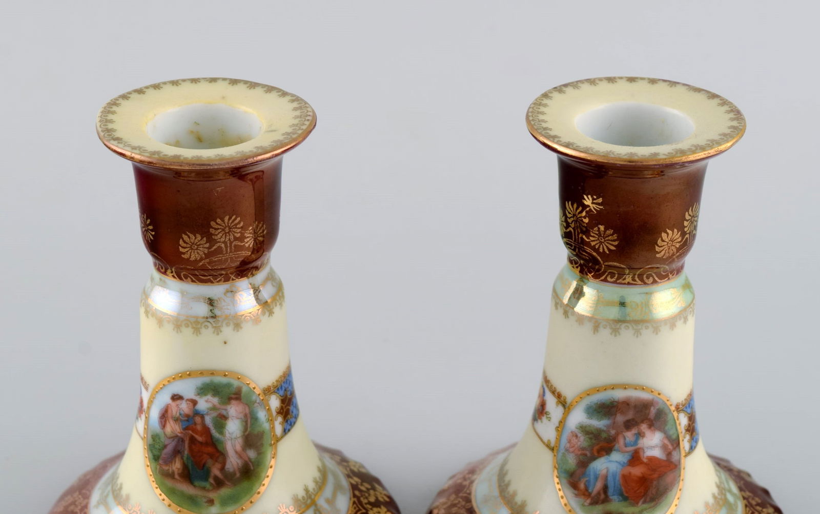 Two candlesticks and ink dryer in hand-painted porcelain. Romantic scenes and gold decoration. - 4