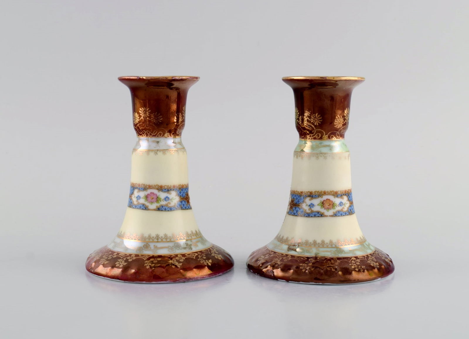 Two candlesticks and ink dryer in hand-painted porcelain. Romantic scenes and gold decoration. - 5