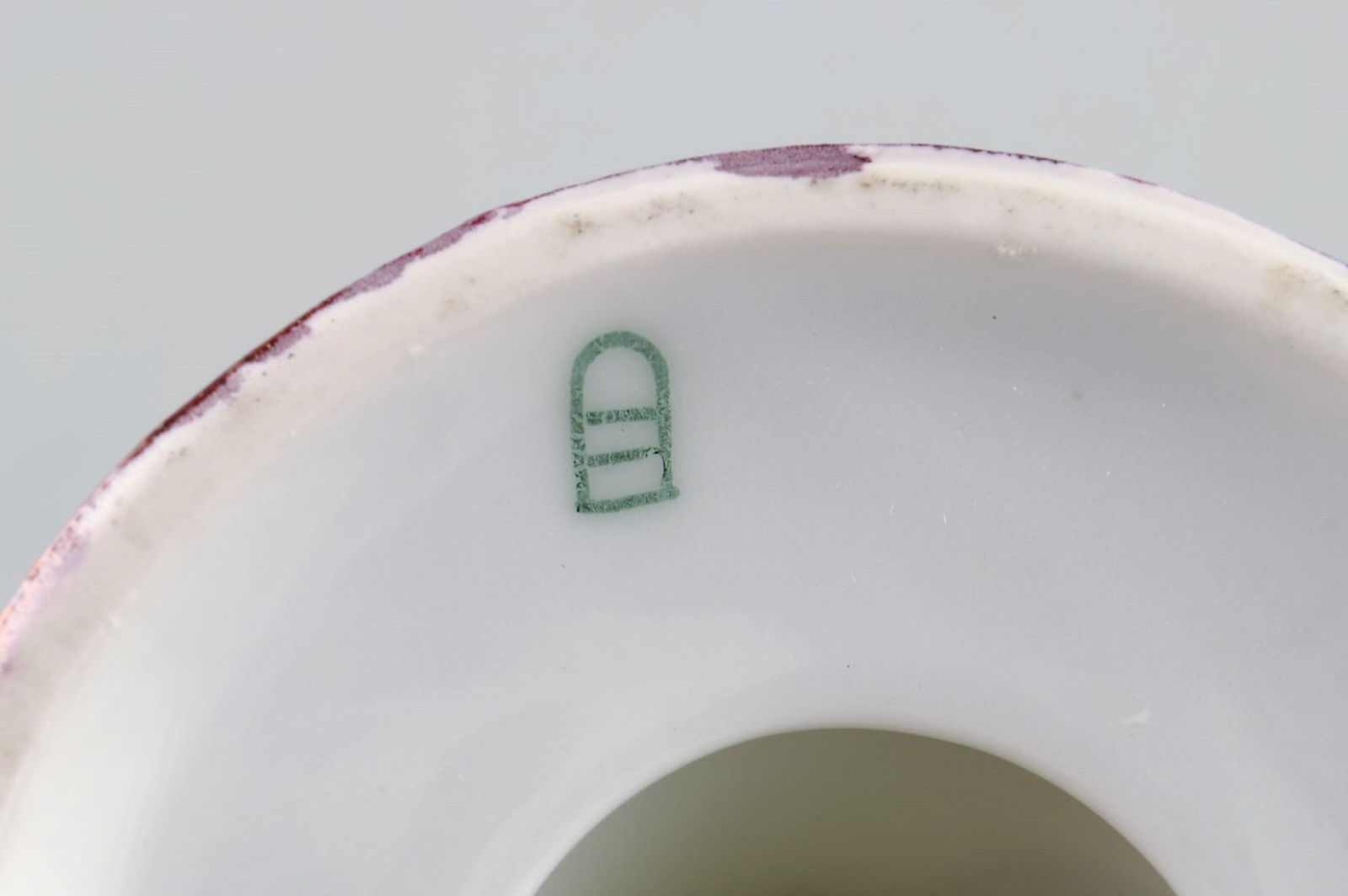 Two candlesticks and ink dryer in hand-painted porcelain. Romantic scenes and gold decoration. - 8