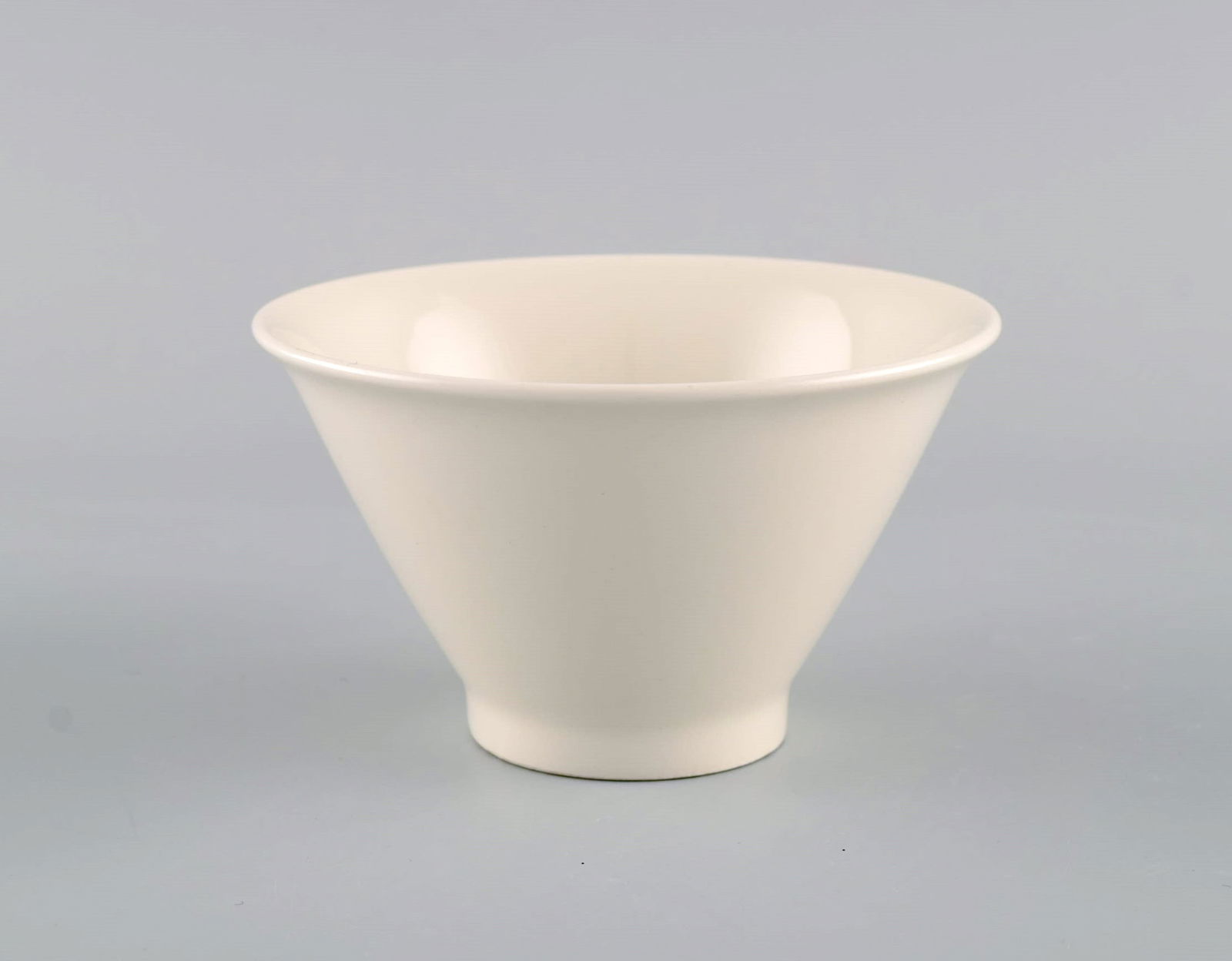 Inkeri Leivo (1944-2010) for Arabia. Eight Harlequin bowls in cream-colored porcelain. 1970s. - 2