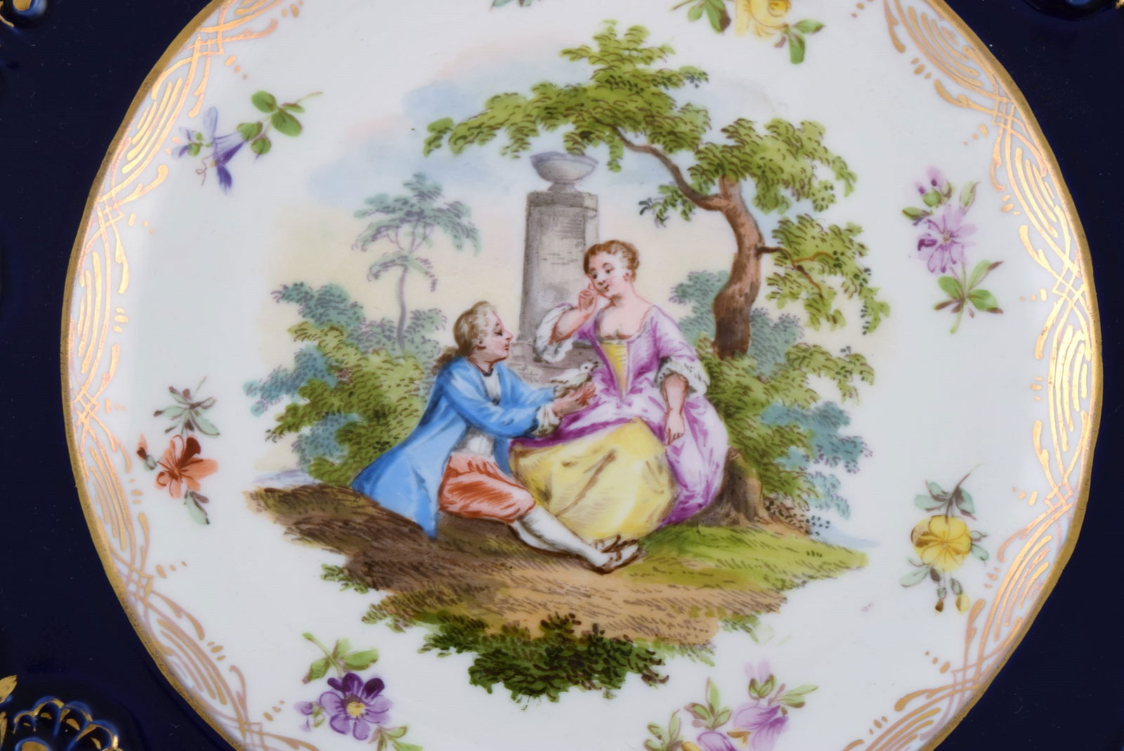 Antique Meissen plate in hand-painted porcelain. Romantic scene, blue border with gold decoration. - 2