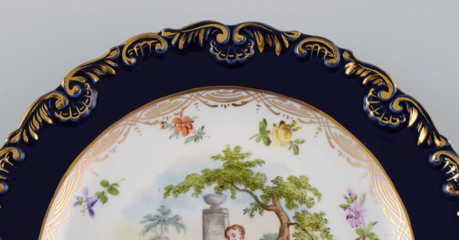 Antique Meissen plate in hand-painted porcelain. Romantic scene, blue border with gold decoration. - 3
