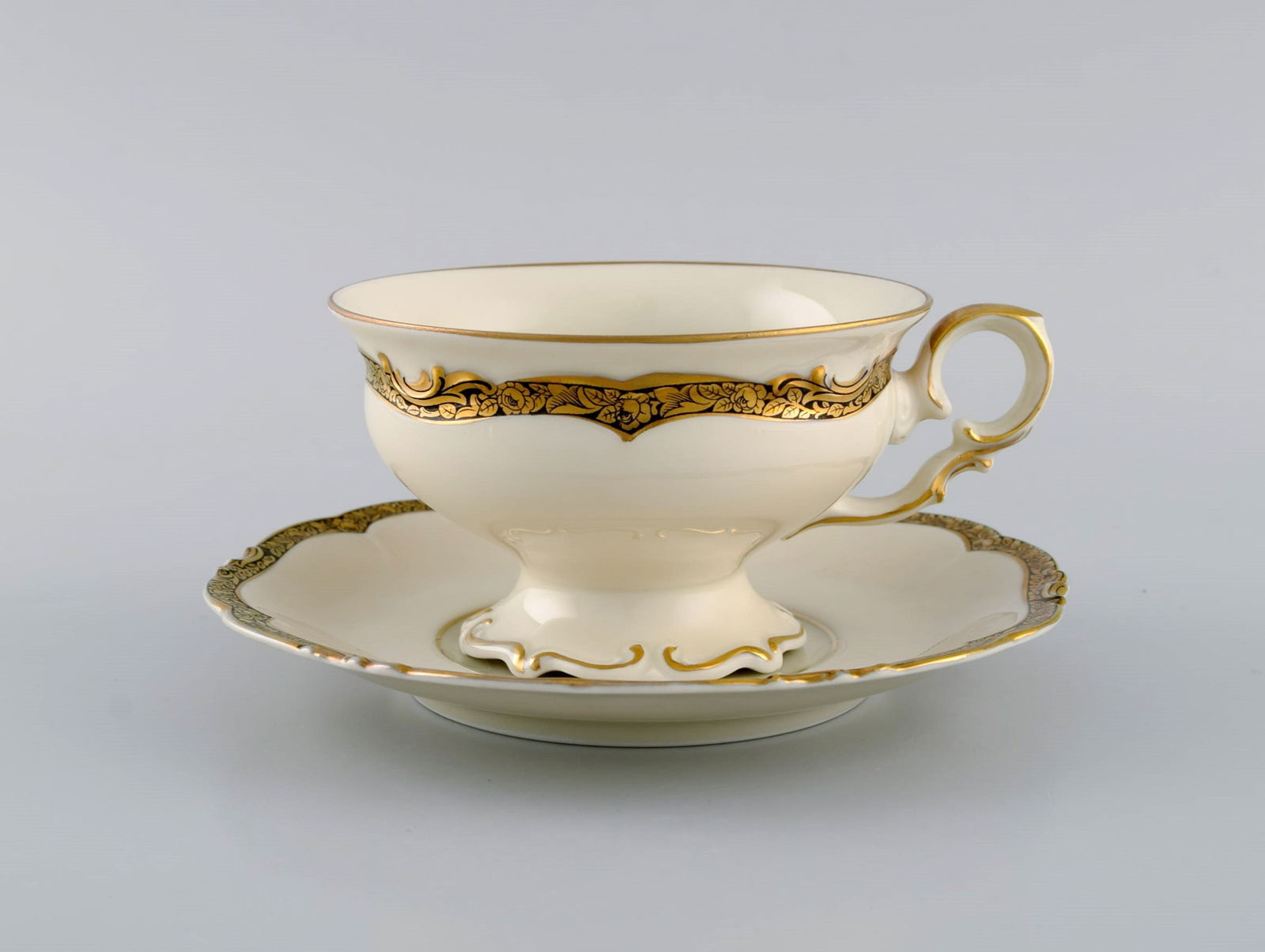 KPM, Berlin. Five Royal Ivory teacups with saucers in cream-colored porcelain with gold decoration. - 2