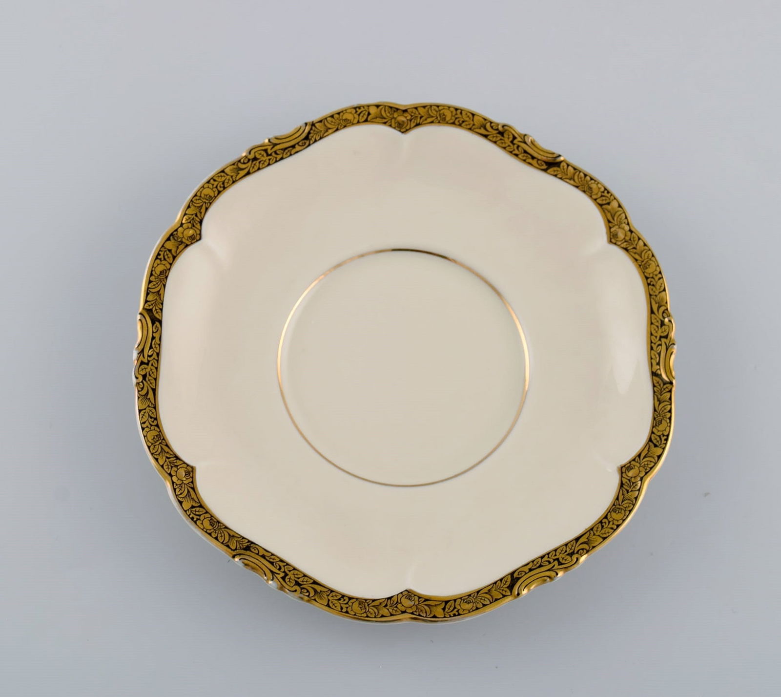 KPM, Berlin. Five Royal Ivory teacups with saucers in cream-colored porcelain with gold decoration. - 4