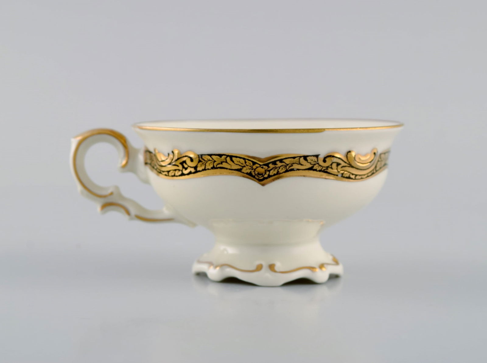 KPM, Berlin. Twelve Royal Ivory tea cups with saucers in cream-colored porcelain with gold - 3
