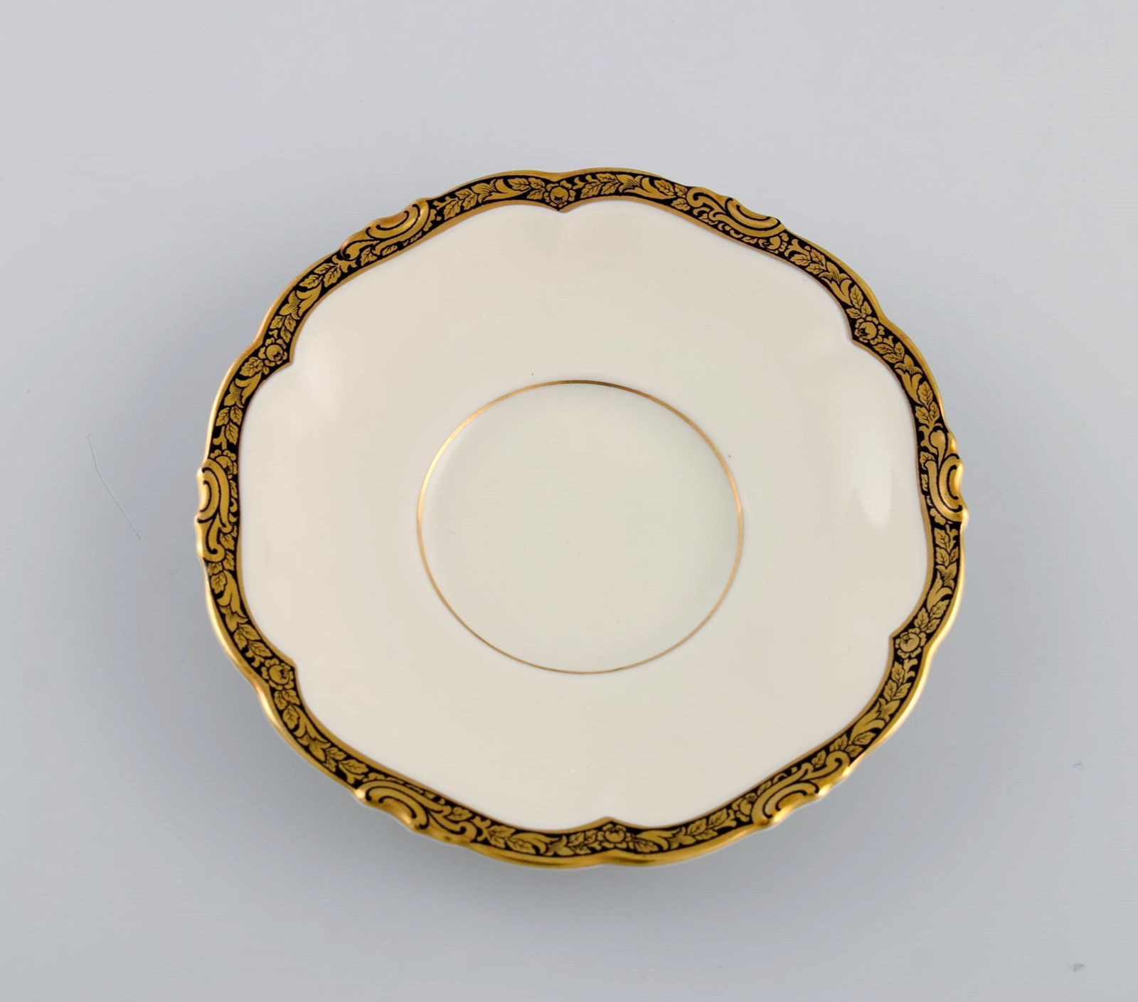 KPM, Berlin. Twelve Royal Ivory tea cups with saucers in cream-colored porcelain with gold - 4