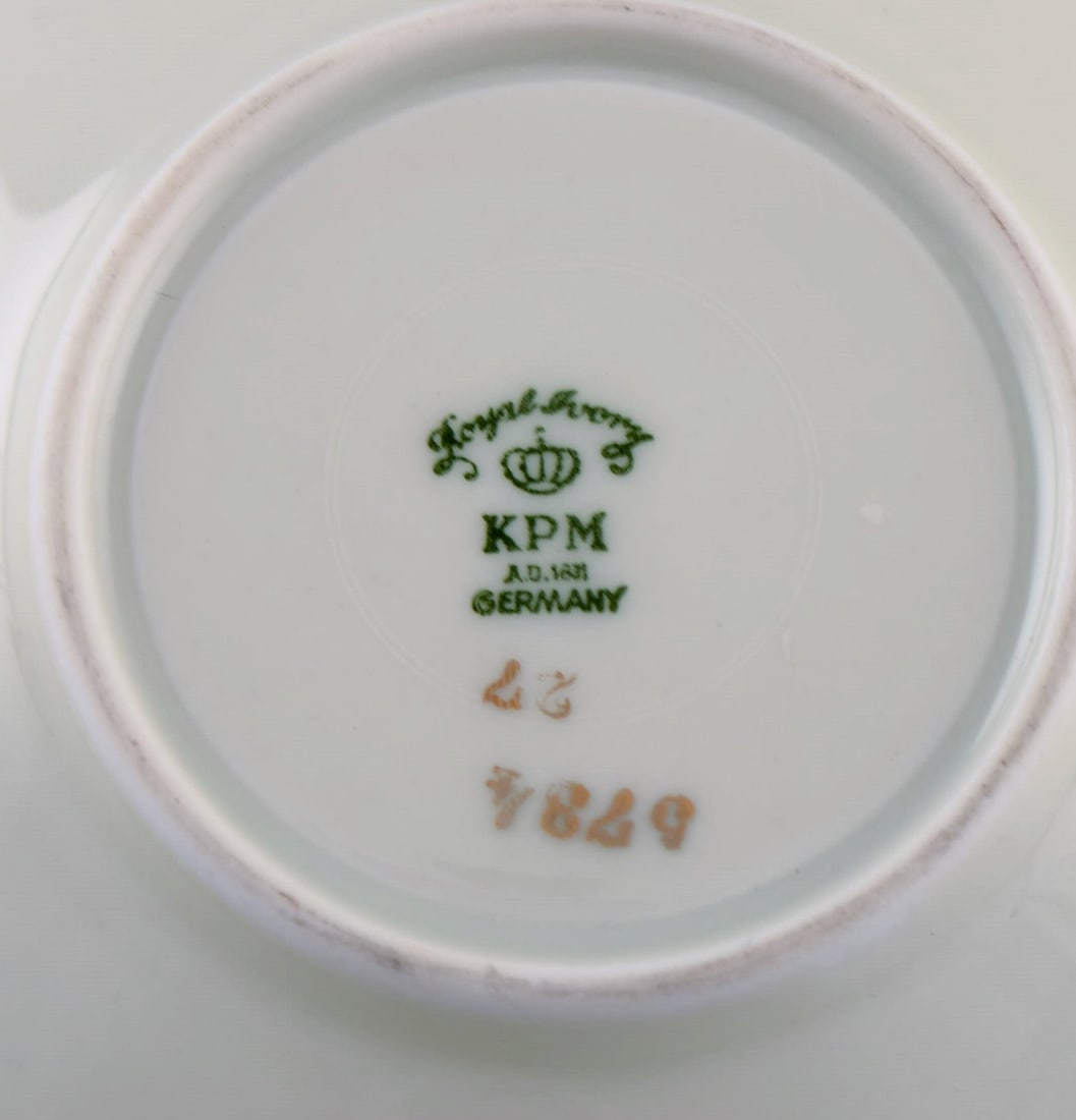KPM, Berlin. Twelve Royal Ivory tea cups with saucers in cream-colored porcelain with gold - 5