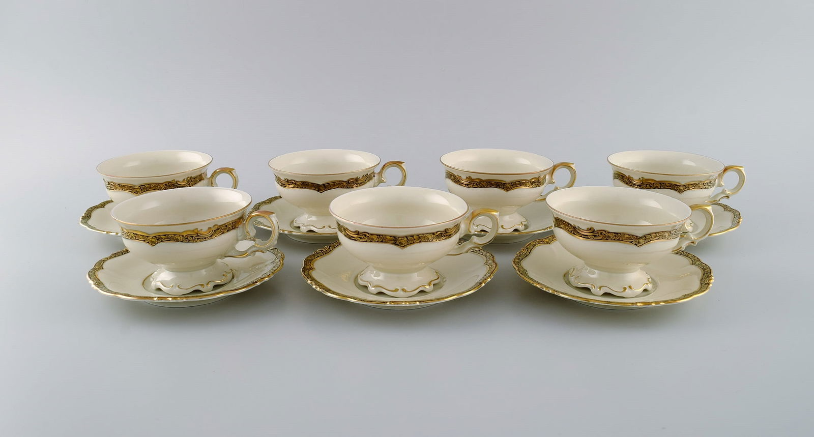 KPM, Berlin. Seven Royal Ivory tea cups with saucers in cream-colored porcelain with gold (1 of 5)