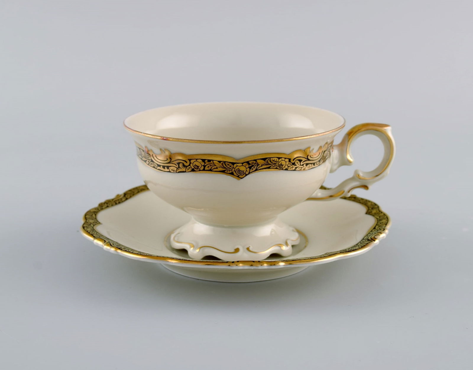 KPM, Berlin. Seven Royal Ivory tea cups with saucers in cream-colored porcelain with gold - 2