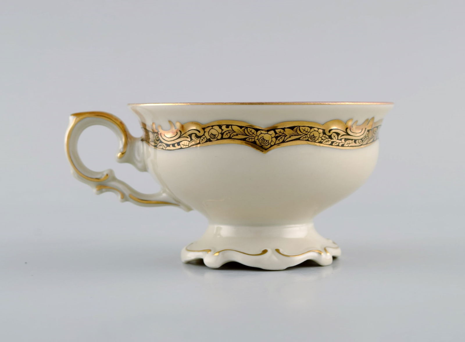 KPM, Berlin. Seven Royal Ivory tea cups with saucers in cream-colored porcelain with gold - 3