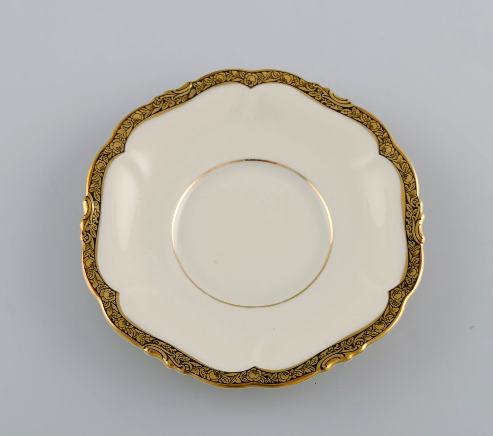 KPM, Berlin. Seven Royal Ivory tea cups with saucers in cream-colored porcelain with gold - 4