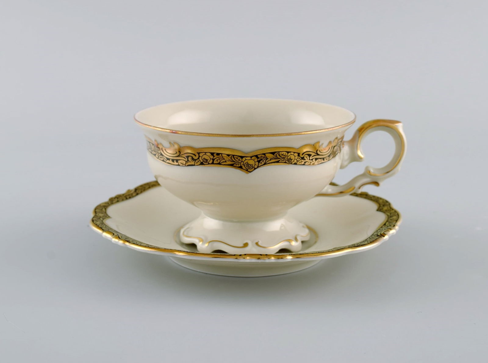 KPM, Berlin. Six Royal Ivory tea cups with saucers in cream-colored porcelain with gold decoration. - 2
