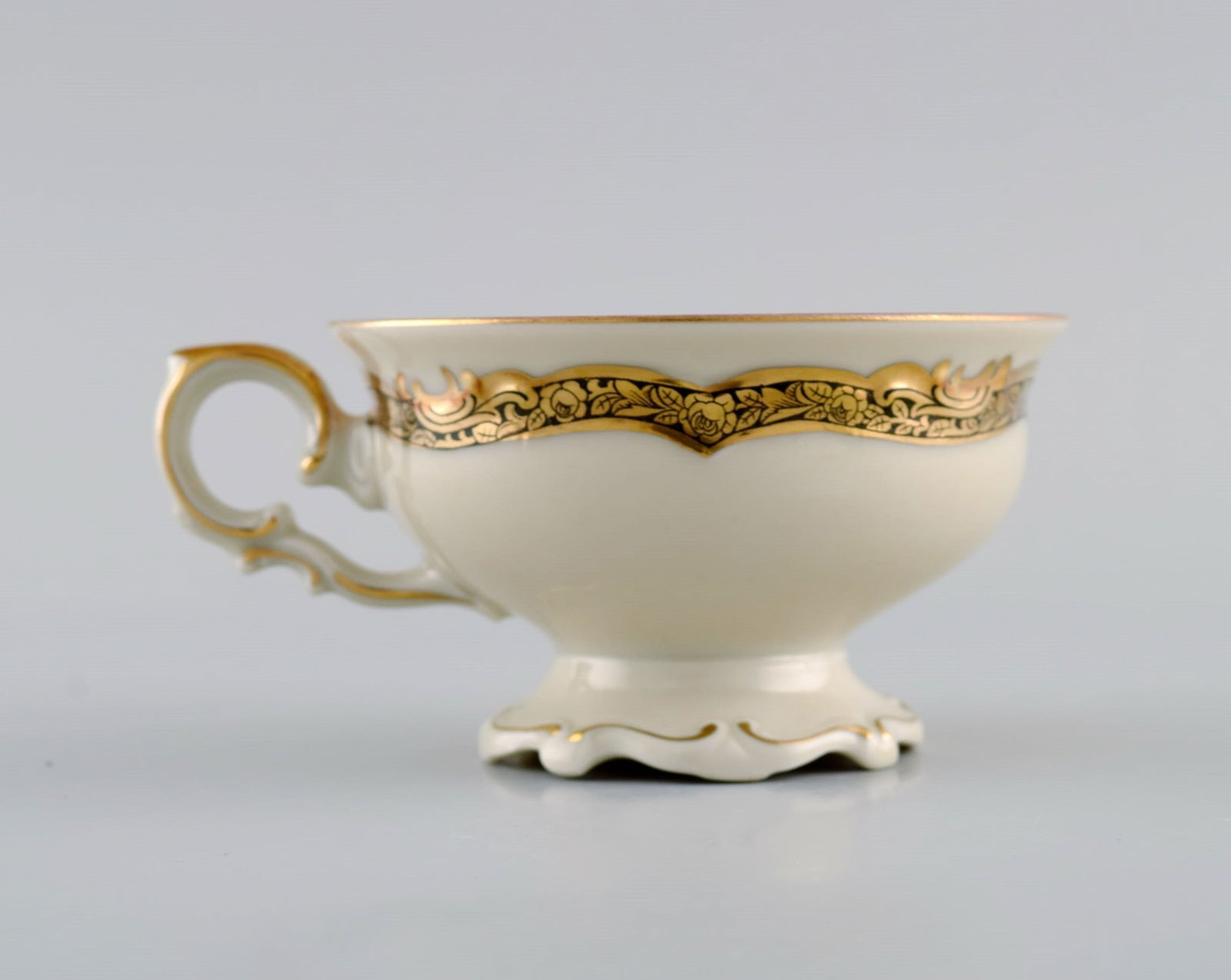 KPM, Berlin. Six Royal Ivory tea cups with saucers in cream-colored porcelain with gold decoration. - 3