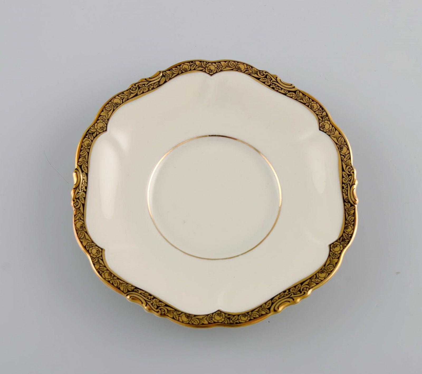 KPM, Berlin. Six Royal Ivory tea cups with saucers in cream-colored porcelain with gold decoration. - 4