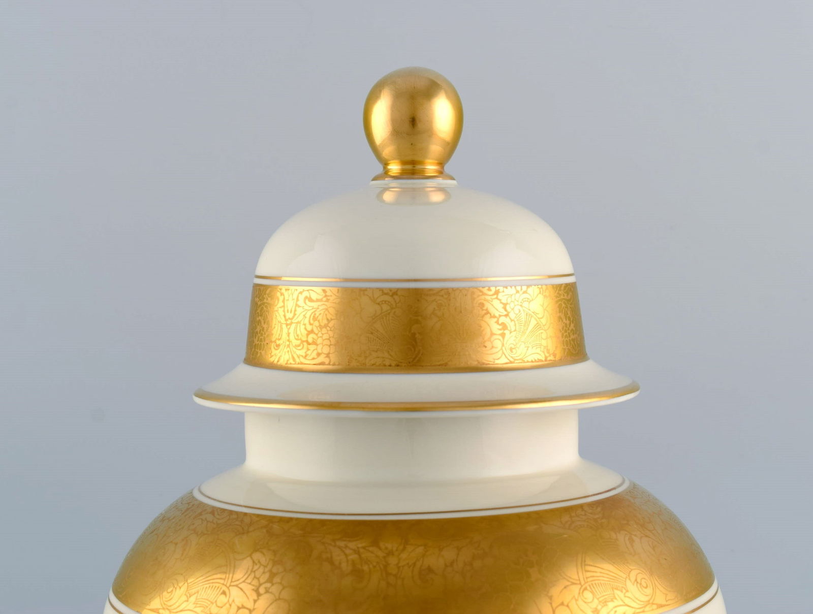 Large Rosenthal lidded vase in cream-colored porcelain with hand-painted flowers and gold leaf - 2