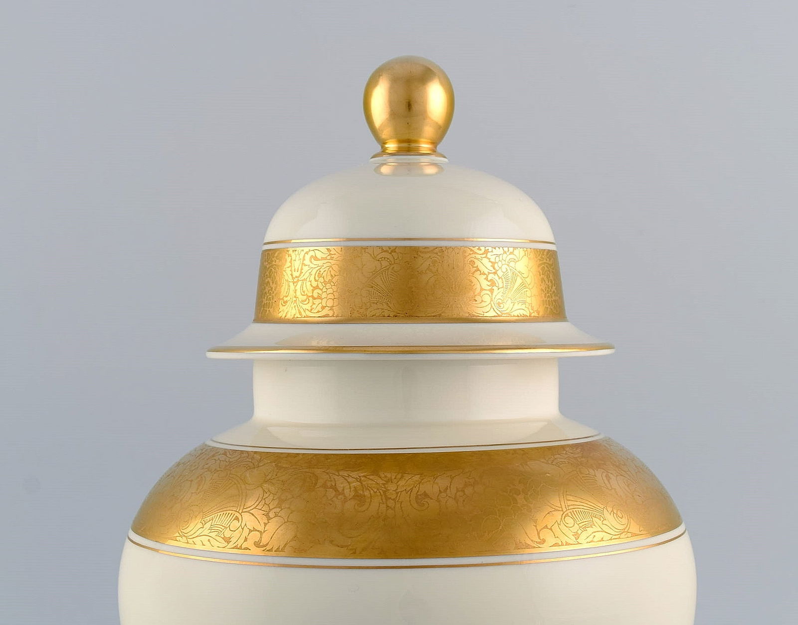 Large Rosenthal lidded vase in cream-colored porcelain with hand-painted flowers and gold leaf - 3